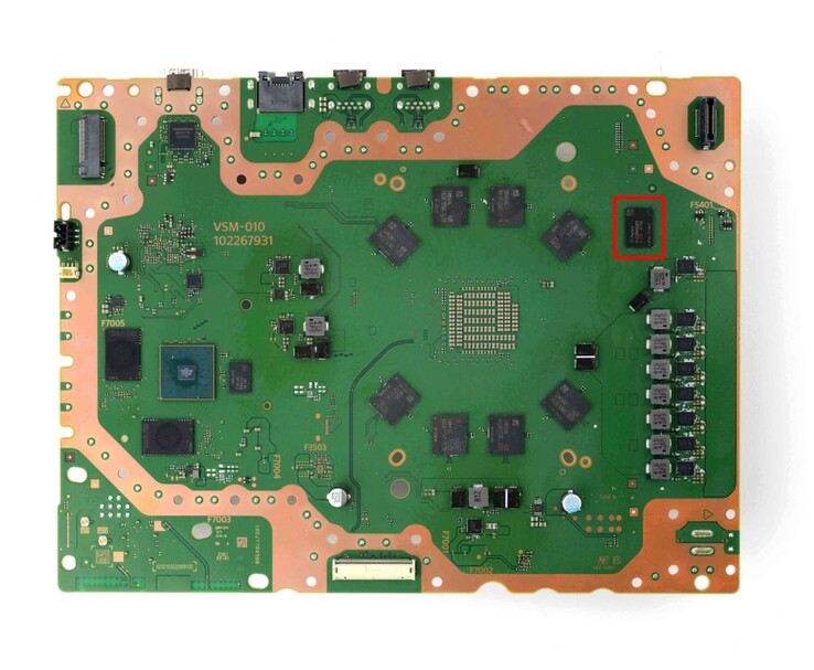 Scheda madre di PlayStation 5 Pro che mostra l'APU AMD (Fonte: iFixit)