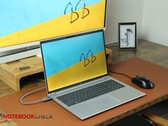 Recensione del laptop HP EliteBook 865 G10 - buon Laptop business capace rovinato dal Sure View