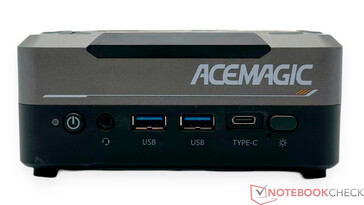 Parte anteriore: Pulsante di accensione, jack audio da 3,5 mm, 2x USB 3.2 Gen 2, USB4, pulsante di controllo RGB