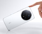 Honor Magic 8 Pro è dotato di una fotocamera con teleobiettivo da 200 MP "Ultra Night". Nella foto: il telefono in bianco. (Fonte immagine: Honor)