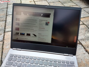 Utilizzo del ThinkBook 13s-IWL all'esterno in ombra