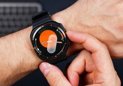 Il Samsung Galaxy Watch potrebbe bloccare alcune funzioni dietro un paywall in futuro. (Fonte: Daniel Romero)