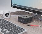 Il Nano Pro Gen 14 parte da 840 euro. Nella foto: il mini PC accanto a un monitor, una tastiera, una tazza da tè e una penna. (Fonte: Tuxedo)