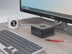 Il Nano Pro Gen 14 parte da 840 euro. Nella foto: il mini PC accanto a un monitor, una tastiera, una tazza da tè e una penna. (Fonte: Tuxedo)