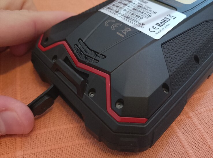 Porta USB-C dietro uno sportello (Fonte: Sergey Tarasov - Notebookcheck)