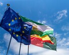 Le bandiere dell’Unione Europea sventolano su uno sfondo di cielo azzurro
