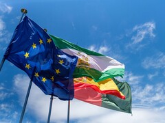 Le bandiere dell’Unione Europea sventolano su uno sfondo di cielo azzurro