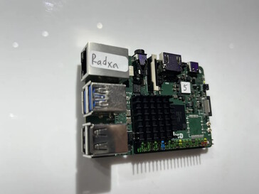 Sono disponibili USB ed Ethernet (Fonte immagine: Andreas Sebayang)