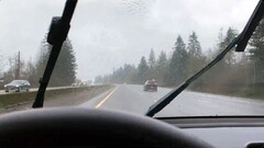 La sensibilità dei tergicristalli automatici Tesla può ora essere spinta manualmente (immagine: Tesla Girl/X)