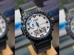 Le immagini del Casio Pro Trek PRW-61D-2 nella realtà mostrano che il contrasto tra la cassa nera e il quadrante bianco è più netto rispetto alle immagini della stampa.