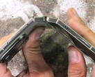 Anche la quarta generazione dei dispositivi pieghevoli di Google presenta ancora gravi carenze strutturali, come rivelato dal test di resistenza condotto da JerryRigEverything.