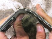 Anche la quarta generazione dei dispositivi pieghevoli di Google presenta ancora gravi carenze strutturali, come rivelato dal test di resistenza condotto da JerryRigEverything.