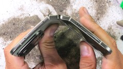 Anche la quarta generazione dei dispositivi pieghevoli di Google presenta ancora gravi carenze strutturali, come rivelato dal test di resistenza condotto da JerryRigEverything.