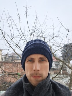 Selfie con la fotocamera frontale da 50 MPix con messa a fuoco automatica 