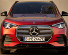 La nuova Mercedes GLA viene lanciata come veicolo elettrico con tecnologia a 800 volt, ma la ricarica presso stazioni di ricarica rapida a 400 volt richiede un booster CC opzionale.