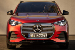 La nuova Mercedes GLA viene lanciata come veicolo elettrico con tecnologia a 800 volt, ma la ricarica presso stazioni di ricarica rapida a 400 volt richiede un booster CC opzionale.