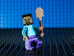 Un'immagine che mostra una minifigura di Steve di Minecraft.