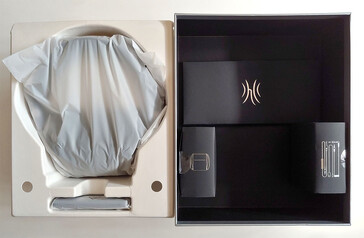 Cuffie e trasmettitore (a sinistra), cavi e borsa (a destra). (Fonte: Notebookcheck)