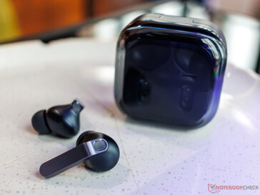 La custodia ridisegnata e lo stelo metallico dei Buds 4 Pro