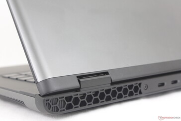 Il coperchio esterno e il coperchio inferiore in alluminio anodizzato contrastano con il piano tastiera più scuro