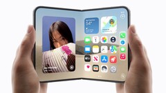Due mani tengono ciascuna un iPhone Duo, uno chiuso e uno aperto