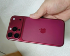 modello di design iPhone 18 Pro in Dark Cherry.