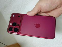 modello di design iPhone 18 Pro in Dark Cherry.
