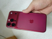 modello di design iPhone 18 Pro in Dark Cherry.