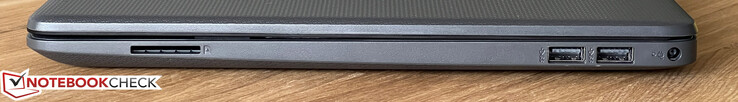 A destra: Lettore di schede SD, 2x USB-A 3.2 Gen.1 (5 GBit/s), adattatore di alimentazione