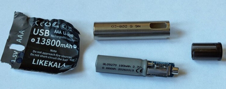 Una volta rimossa la pellicola di plastica, è emersa una cella al litio da 180 mAh, insieme a un circuito di ricarica e limitazione della tensione.