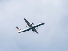 Un aereo che vola nel cielo (Fonte: Kat von Wood via Unsplash; ritagliato)