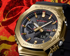 Il Casio G-Shock GBM-2100CX-9AJR con lunetta in oro incisa, raffigurato su uno sfondo rosso stilizzato. (Fonte: Casio Japan)