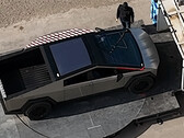 Il tergicristallo Cybertruck in fase di test (immagine: Brad Sloan/YT)