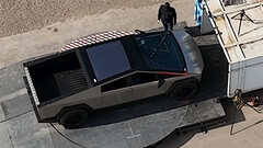 Il tergicristallo Cybertruck in fase di test (immagine: Brad Sloan/YT)