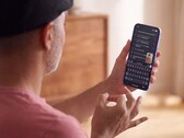 Persona che firma con una sola mano davanti a uno smartphone Pixel su cui è visualizzato il testo riconosciuto in Gboard