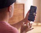 Persona che firma con una sola mano davanti a uno smartphone Pixel su cui è visualizzato il testo riconosciuto in Gboard
