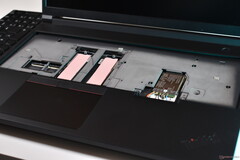 I due slot SSD supplementari sotto la tastiera del Lenovo ThinkPad P16 Gen 3.
