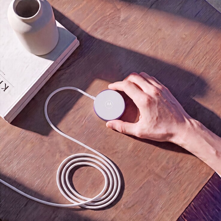 L’allineamento magnetico mantiene il telefono saldamente posizionato sul supporto e le custodie magnetiche compatibili possono rimanere montate durante la ricarica.