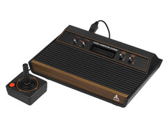 Una console per videogiochi retrò, l&#039;Atari 2600, fotografata su un semplice sfondo bianco. (Fonte immagine: Evan-Amos su Wikimedia Commons)