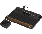 Una console per videogiochi retrò, l'Atari 2600, fotografata su un semplice sfondo bianco. (Fonte immagine: Evan-Amos su Wikimedia Commons)