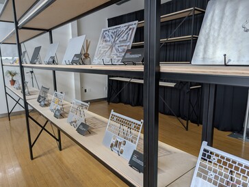 Il processo di produzione del nuovo telaio di base in lega metallica e del coperchio esterno inizia con un blocco in lega di alluminio 6063