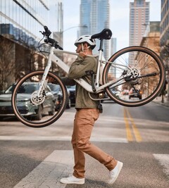 Il Velotric Tempo pesa 39 libbre (17,7 kg) con la batteria 