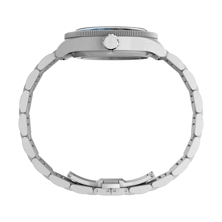 Orologio Timex Pan Am Waterbury Automatic GMT ripreso di profilo, che mette in risalto la cassa in acciaio inossidabile spazzolato e la corona sovradimensionata con il logo Pan Am.