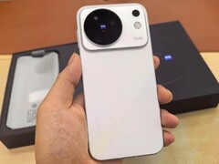 Il Vivo X500 è già trapelato in alcune foto che ne mostrano l’utilizzo, in anticipo rispetto al suo lancio ufficiale