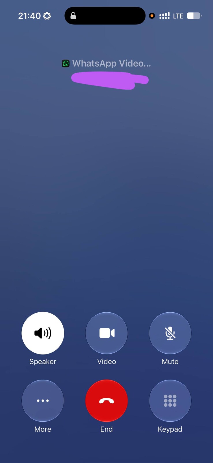 L'interfaccia delle chiamate WhatsApp sugli iPhone utilizza la schermata nativa di Apple per le chiamate cellulari