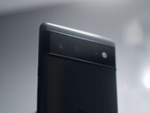 Retro di un telefono Google Pixel nero con la barra della fotocamera tipica della serie Pixel 6