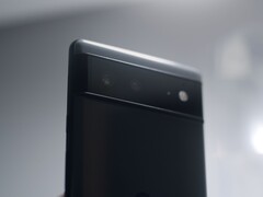 Retro di un telefono Google Pixel nero con la barra della fotocamera tipica della serie Pixel 6