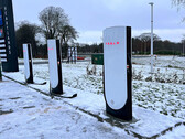 I cavi più pesanti del Supercharger V4 possono cadere a terra (immagine: Teslaway/X)