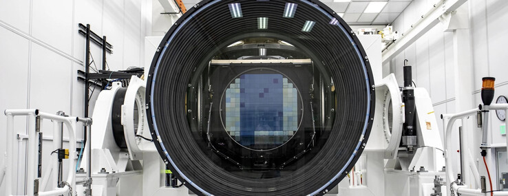 Ancora più grandi della fotocamera stessa sono i tre specchi aggiuntivi con diametri di otto, cinque e tre metri. (Immagine: SLAC)