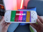 L'AYN Odin 3 è dotato di un display OLED da 6 pollici con risoluzione 1080p e frequenza di aggiornamento di 120 Hz.